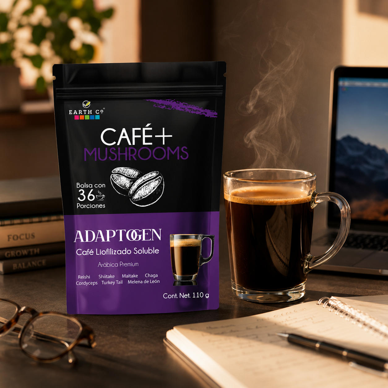 Café + Adaptógenos de Earth Co en un escritorio con libreta y laptop, el café con hongos ideal para acompañar el enfoque y el estudio.