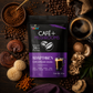 Bolsa de Café + Adaptógenos de Earth Co rodeada de granos de café y hongos funcionales (Reishi, Melena de León, Cordyceps), con una taza de café negro.