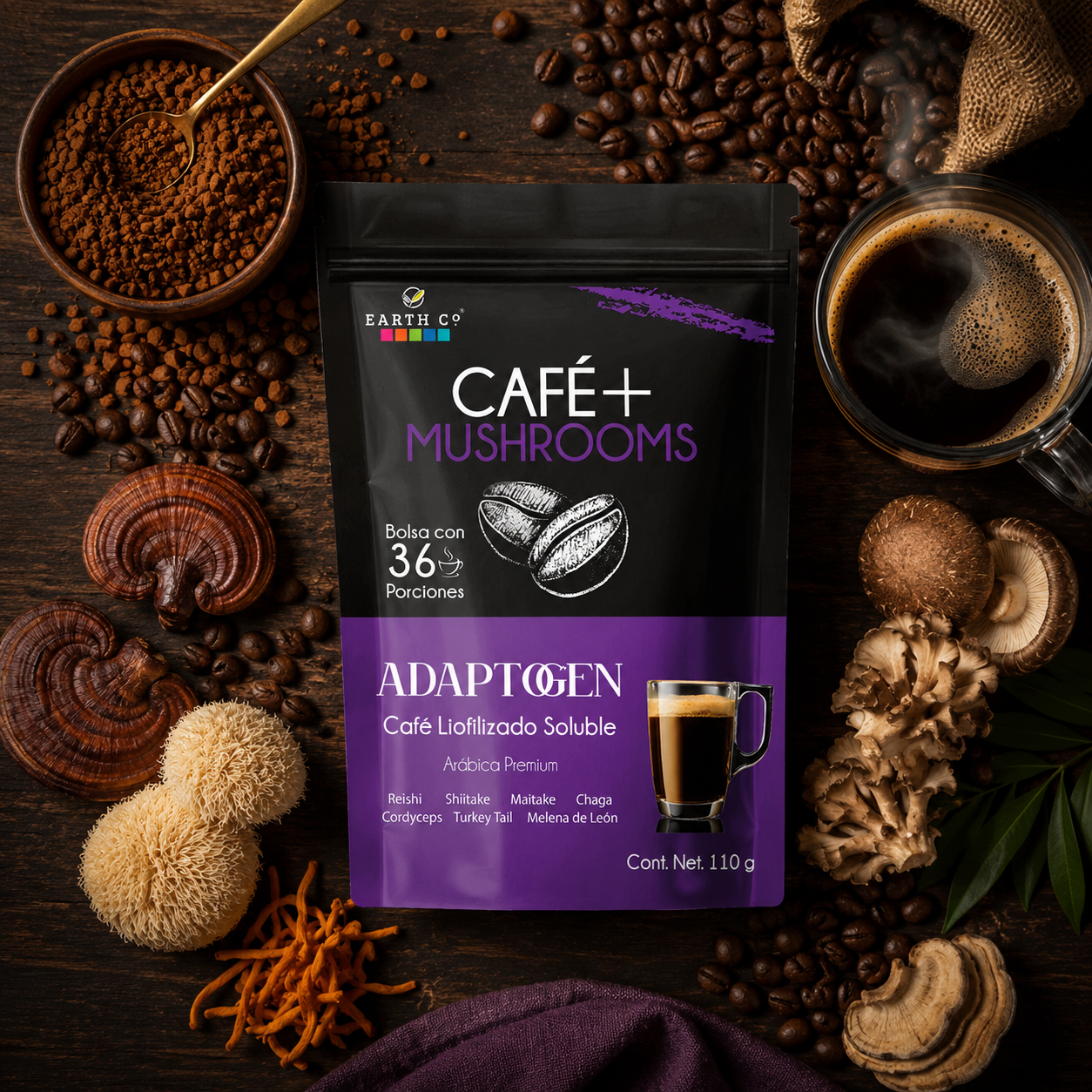 Bolsa de Café + Adaptógenos de Earth Co rodeada de granos de café y hongos funcionales (Reishi, Melena de León, Cordyceps), con una taza de café negro.