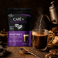 Café + Adaptógenos de Earth Co preparándose en agua caliente, café instantáneo con 7 hongos funcionales disolviéndose en la taza.