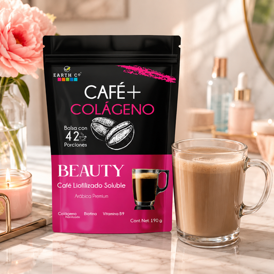 Café + Colágeno y Biotina de Earth Co en un tocador con flores y productos de cuidado, el café con colágeno para tu ritual de belleza.