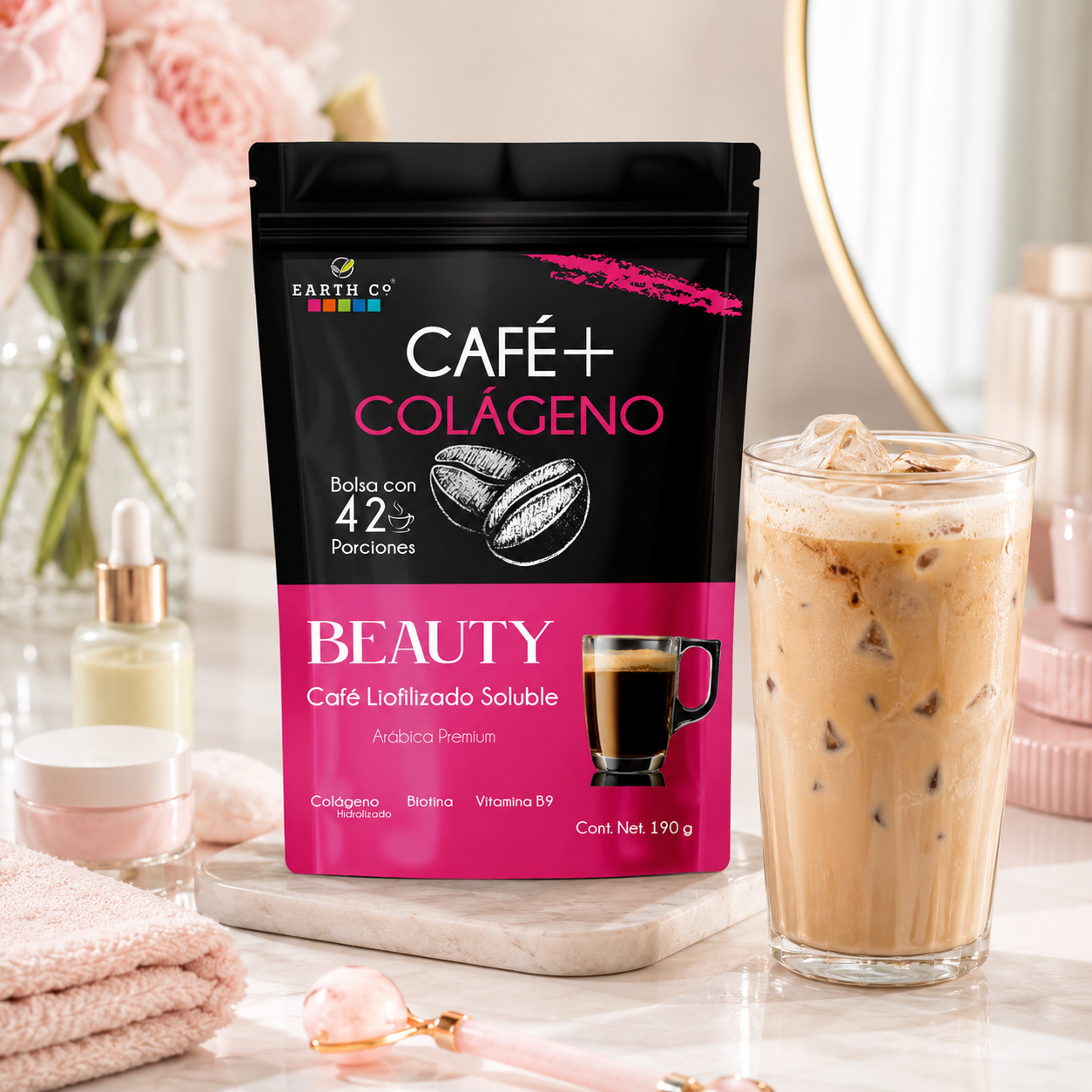 Vaso de Café + Colágeno y Biotina de Earth Co servido frío con hielo, café con colágeno para tomar caliente o frío.