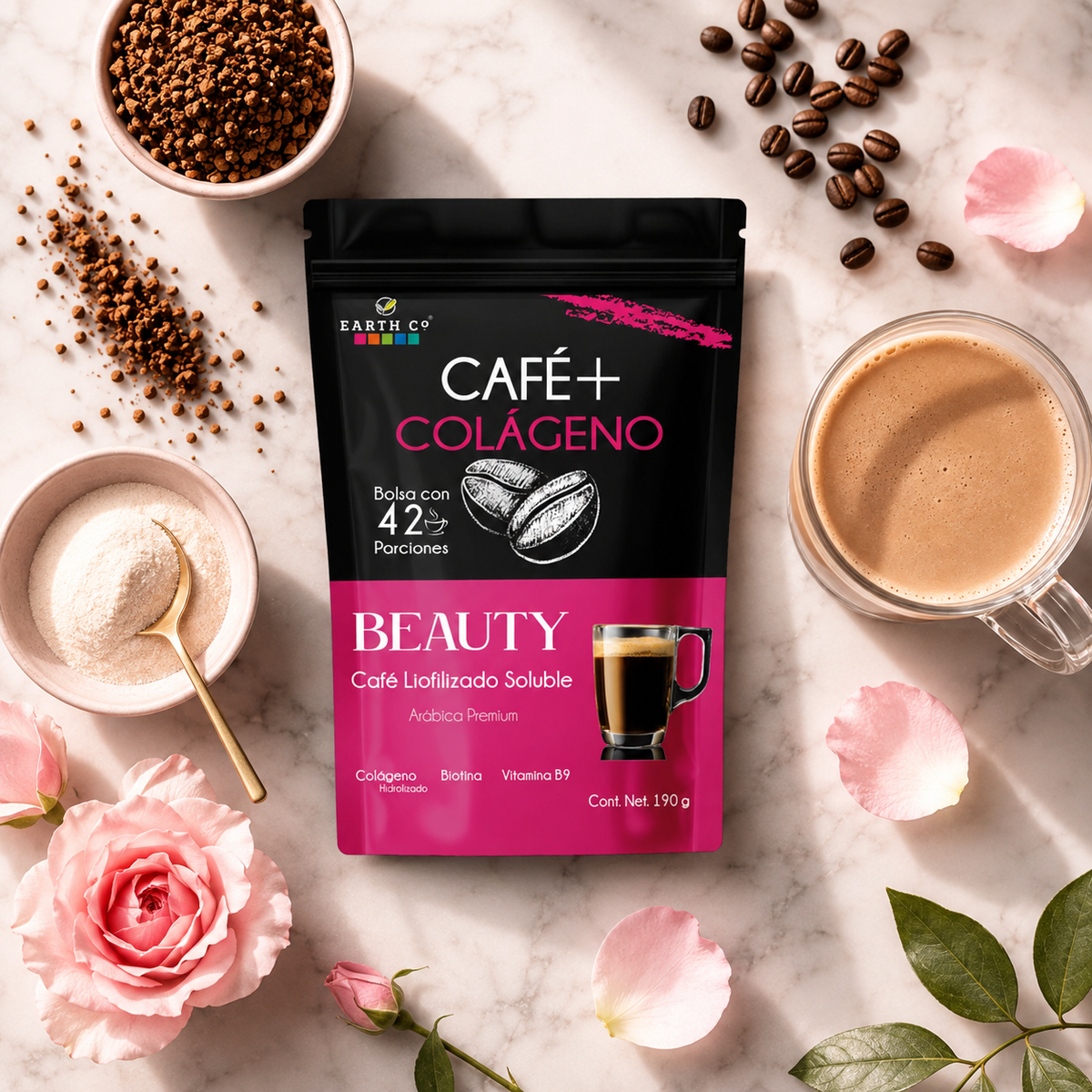 Bolsa de Café + Colágeno y Biotina de Earth Co rodeada de granos de café, colágeno en polvo y flores, con un latte cremoso.