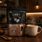 Café + Proteína y Cacao de Earth Co en una cocina cálida, junto a una taza de café tipo mocha listo para tomar.
