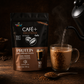 Café + Proteína y Cacao de Earth Co preparado como latte cremoso en vaso de vidrio, con 10 g de proteína por porción.