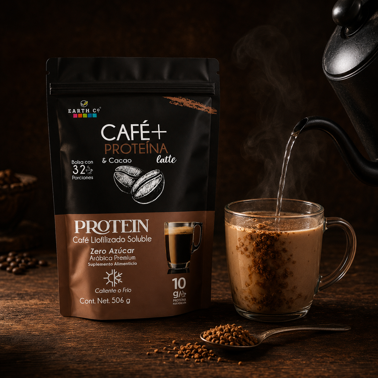 Café + Proteína y Cacao de Earth Co preparado como latte cremoso en vaso de vidrio, con 10 g de proteína por porción.