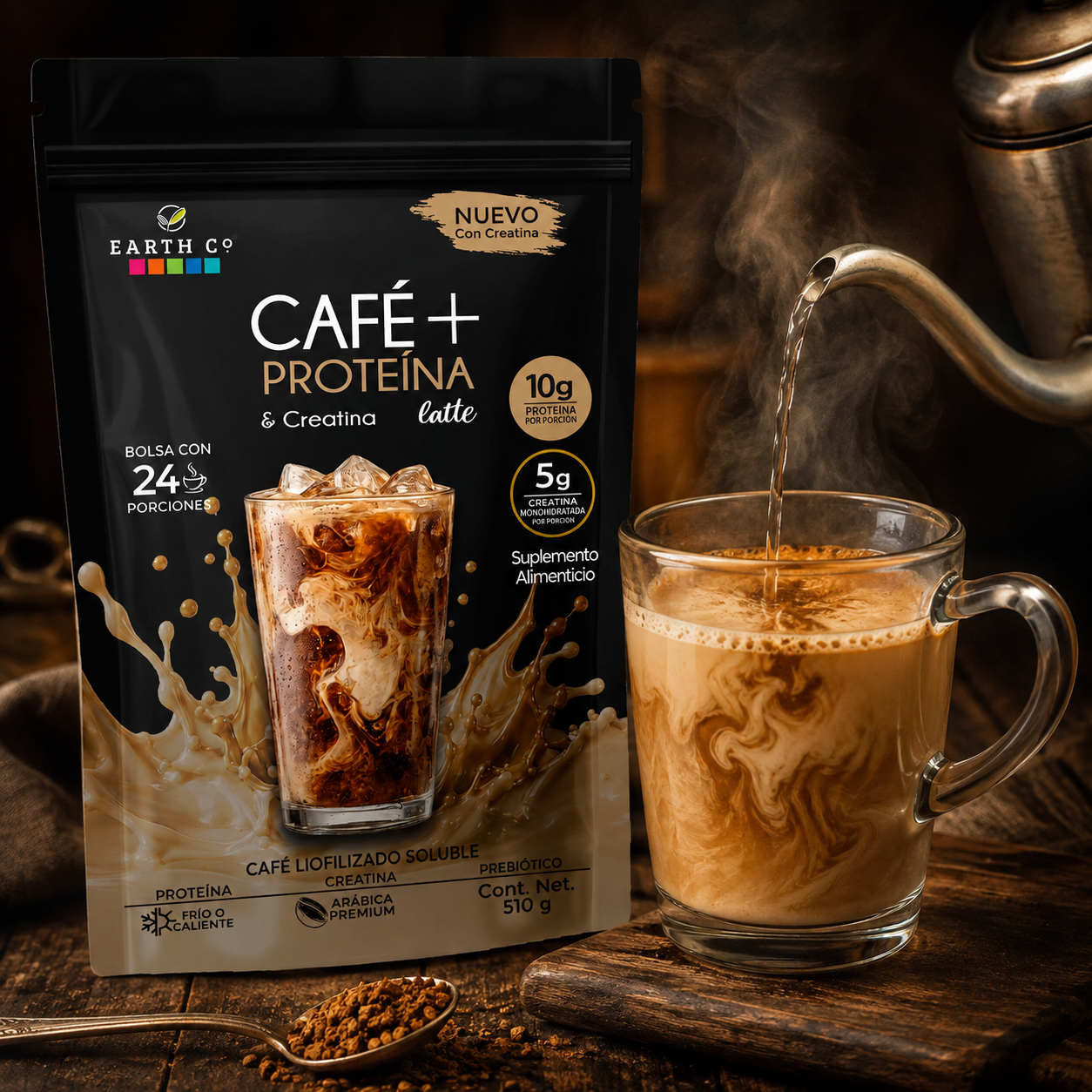 Taza humeante de Café + Proteína y Creatina de Earth Co servido caliente, junto a la bolsa de café soluble.
