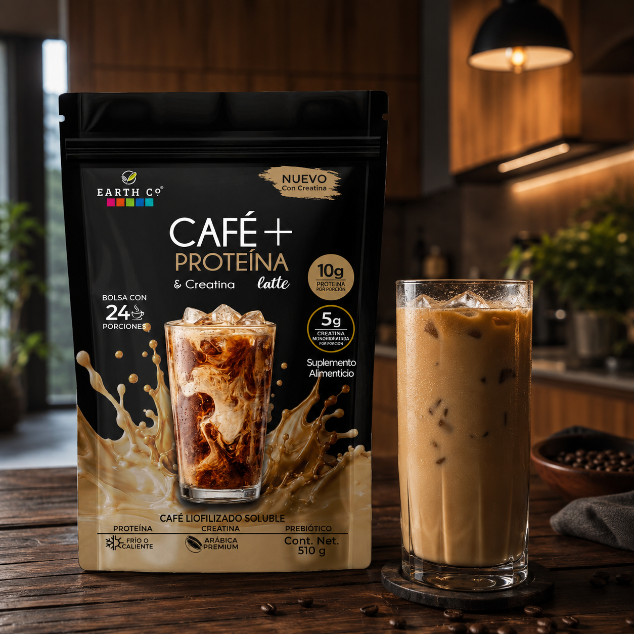 Café + Proteína y Creatina de Earth Co en una cocina cálida, junto a un vaso de latte helado listo para tomar.