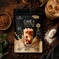 Bolsa de Café + Proteína y Creatina de Earth Co rodeada de granos de café y una medida de creatina, con un vaso de latte helado.