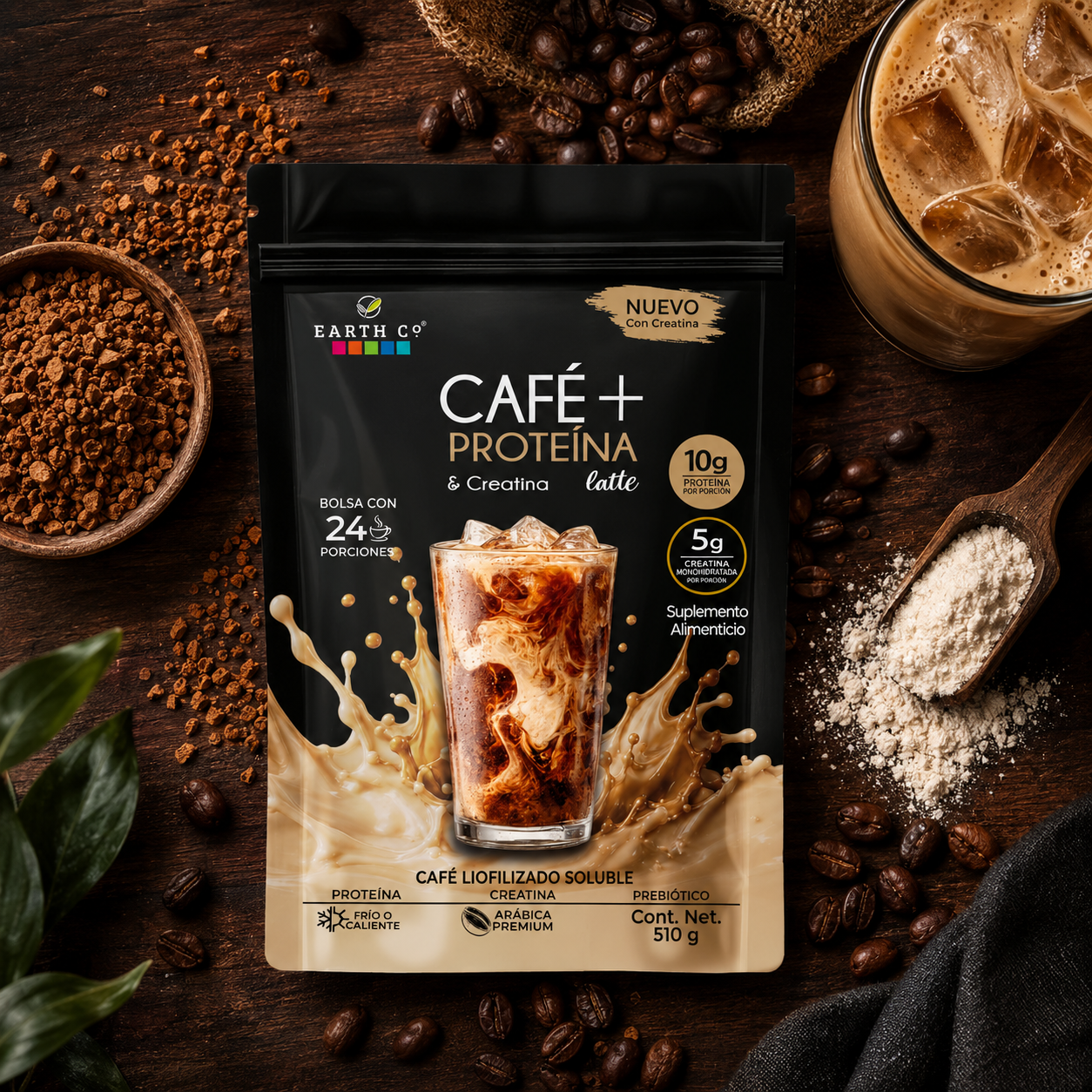 Bolsa de Café + Proteína y Creatina de Earth Co rodeada de granos de café y una medida de creatina, con un vaso de latte helado.