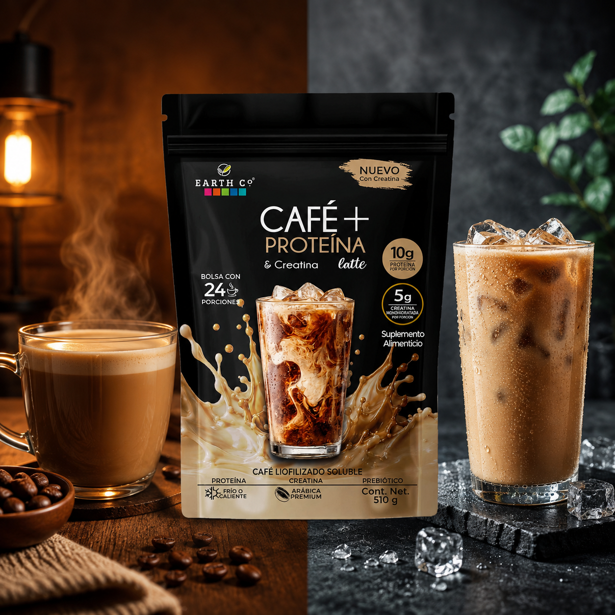 Café + Proteína y Creatina de Earth Co preparado como latte helado en vaso de vidrio, con 10 g de proteína y 5 g de creatina por porción.
