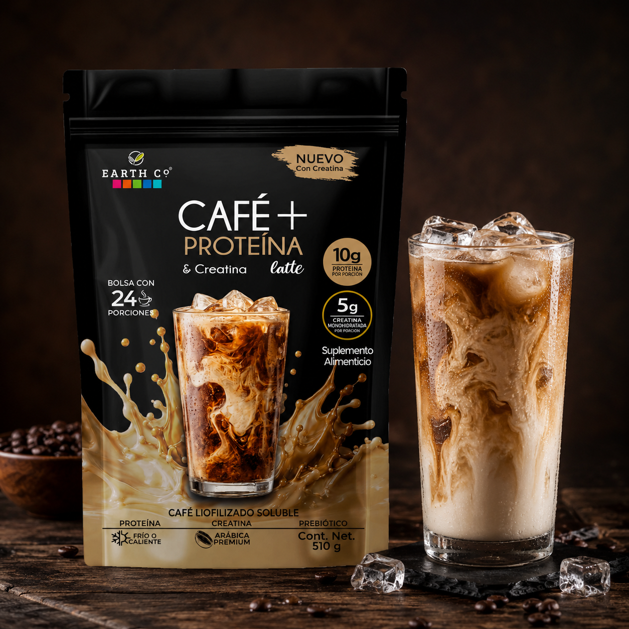 Café + Proteína y Creatina de Earth Co en versión fría tipo latte helado, café liofilizado soluble con creatina monohidratada.